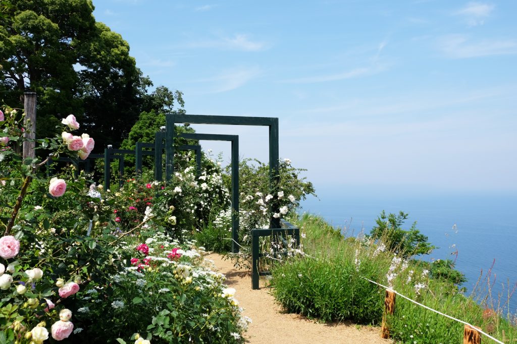 熱海・海を臨む絶景の花園「アカオ ハーブ&ローズガーデン」